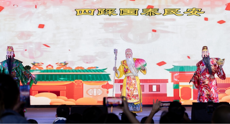 2024年10月3日，表演者在贵州省黔南布依族苗族自治州罗甸县明珠广场表演阳戏（贵州阳戏）。