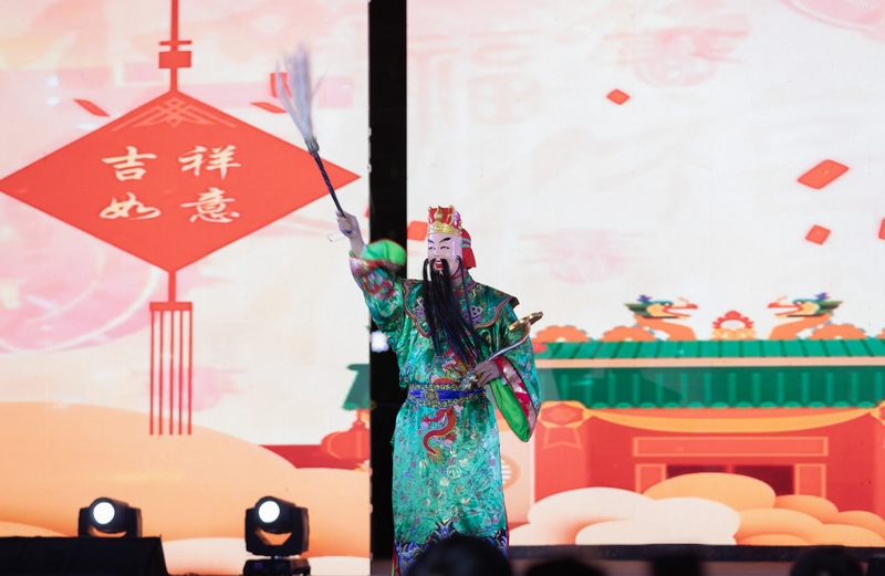 2024年10月3日，表演者在贵州省黔南布依族苗族自治州罗甸县明珠广场表演阳戏（贵州阳戏）。