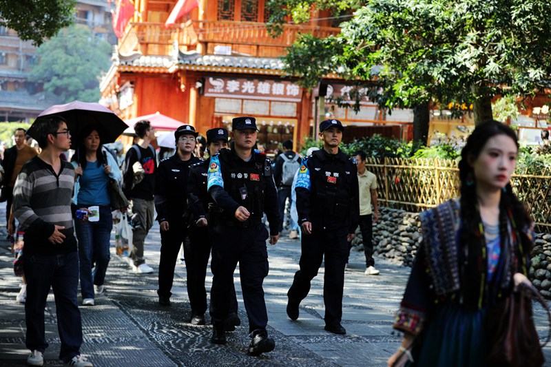 10月4日，雷山县公安局民辅警在西江千户苗寨景区开展巡逻防控。