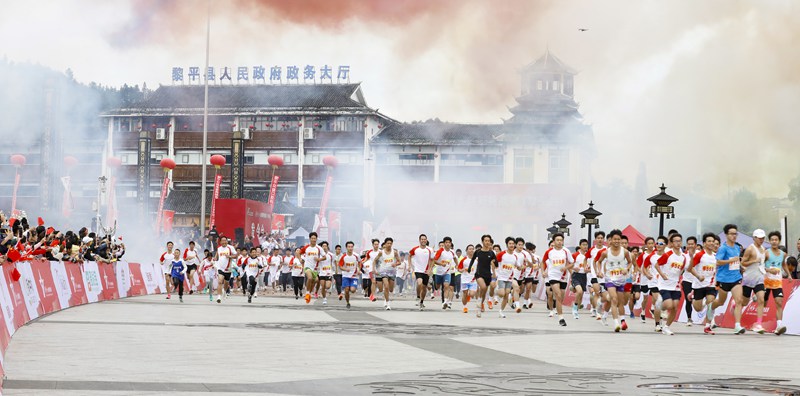 比赛开始，运动员从起点跑出。 