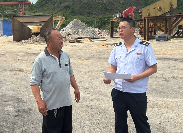 图为都匀市税务局绿茵湖分局为个体工商户提供“上门”服务。