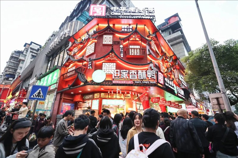 市民游客在民生路體驗本地美食。