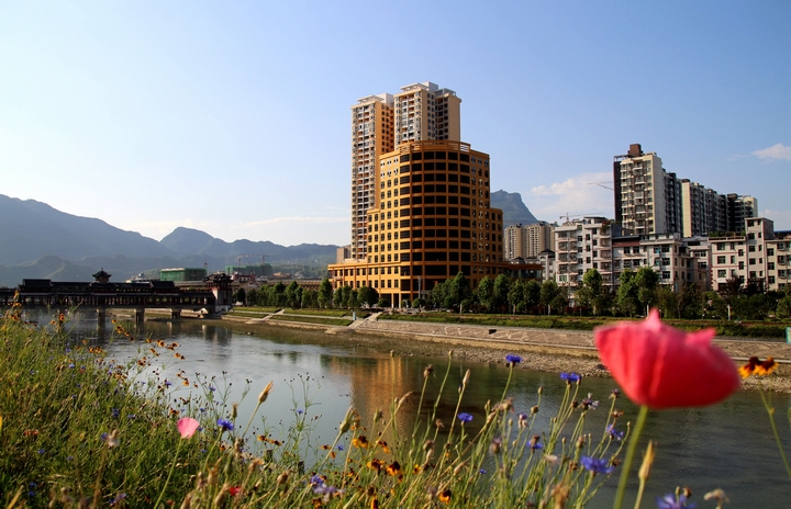 人水和谐的宜居城市。梅亚军摄