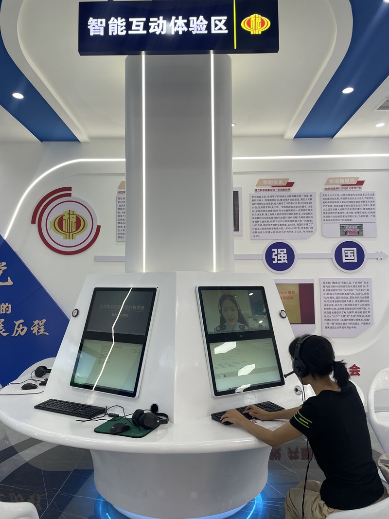 1、仁怀市民陈玉梅正在互动体验区线上咨询税务工作人员。