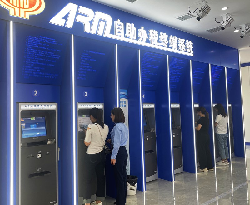 4、市民在自主办税终端系统办税。