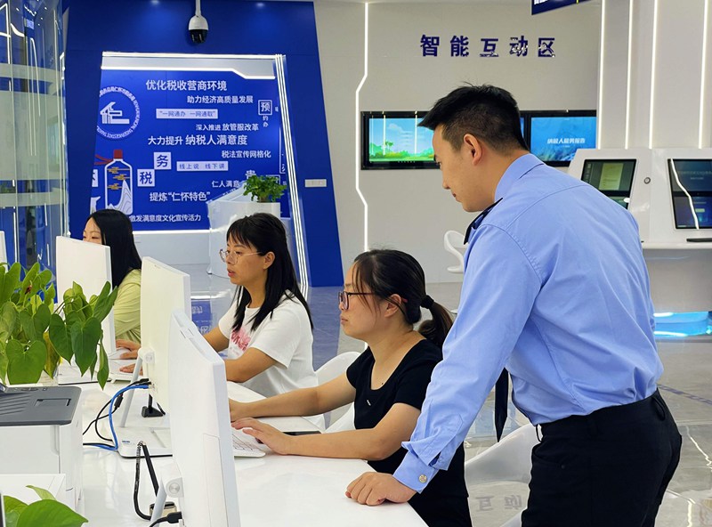 5、税务工作人员指导群众通过云桌面资助办税。