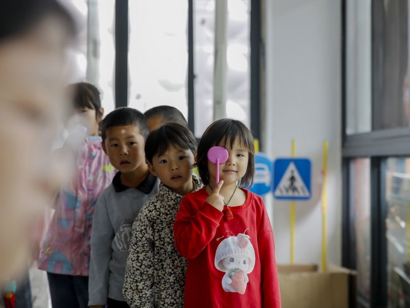 10月10日，在贵州省黔南布依族苗族自治州罗甸县平岩幼儿园，县中医院的医务人员为小朋友进行视力检测。