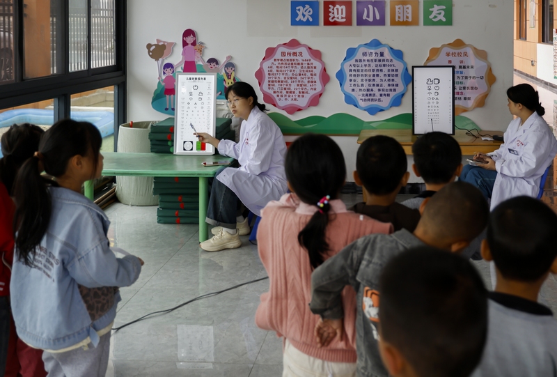 10月10日，在贵州省黔南布依族苗族自治州罗甸县平岩幼儿园，县中医院的医务人员为小朋友进行视力检测。