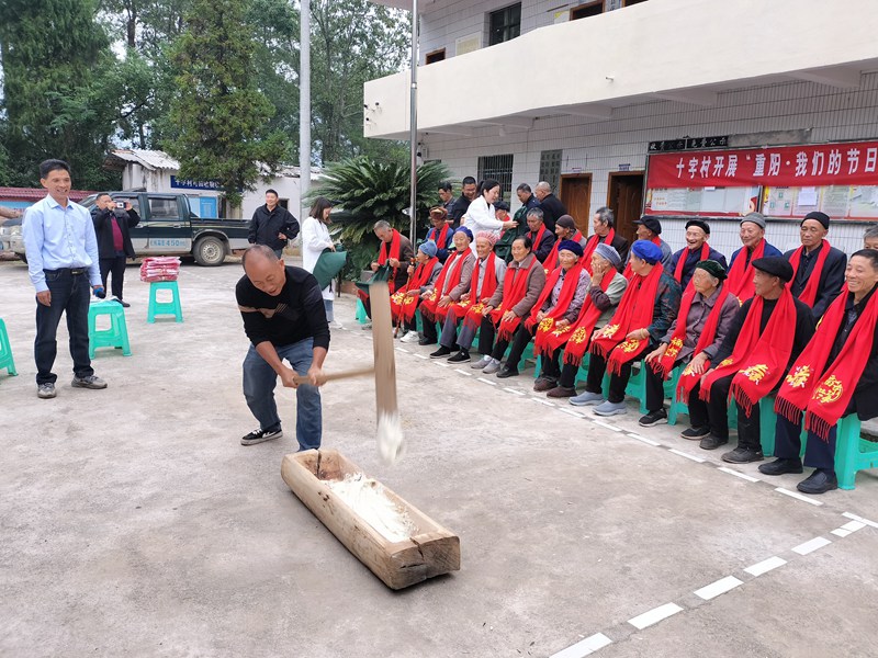 图为：花梨镇打糍粑