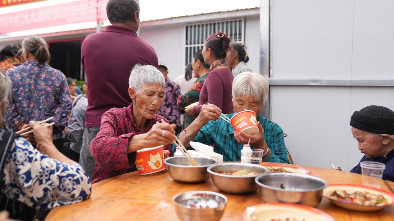 思南縣許家壩“長者食堂”裡的幸福“食”光。