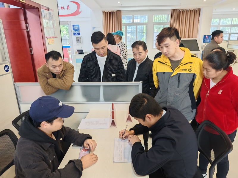 招聘会现场，群众填写就业信息表