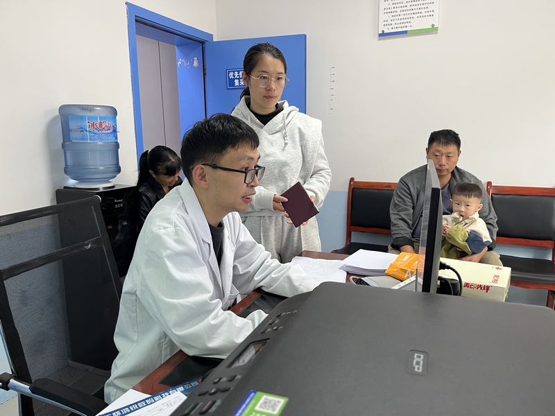 门诊医生给患者看诊