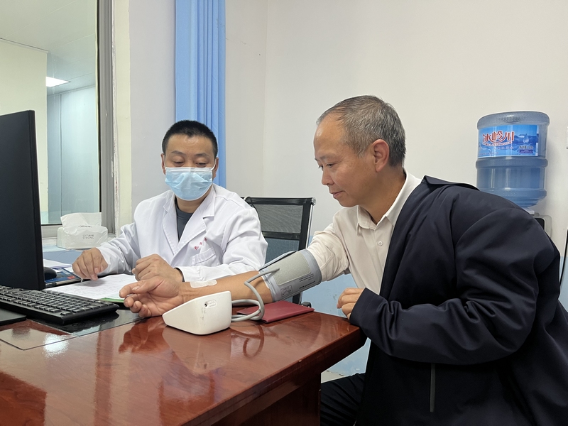 门诊医生给患者看诊 (2)