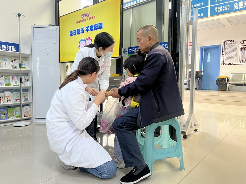护士为患者输液