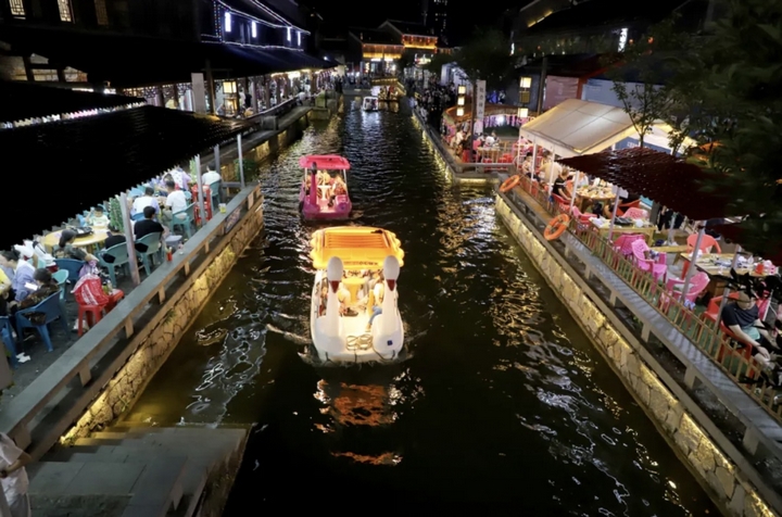 乘船夜游。 黃蜀錦攝