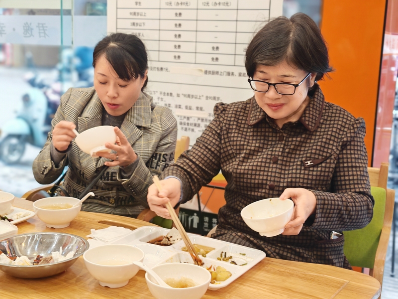 市民们正在桐梓县娄山关街道长征社区君逸·幸福食堂就餐（王琨荣摄） (1)