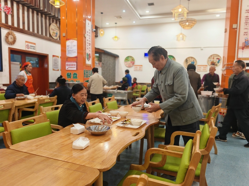 市民们正在桐梓县娄山关街道长征社区君逸·幸福食堂就餐（王琨荣摄） (2)