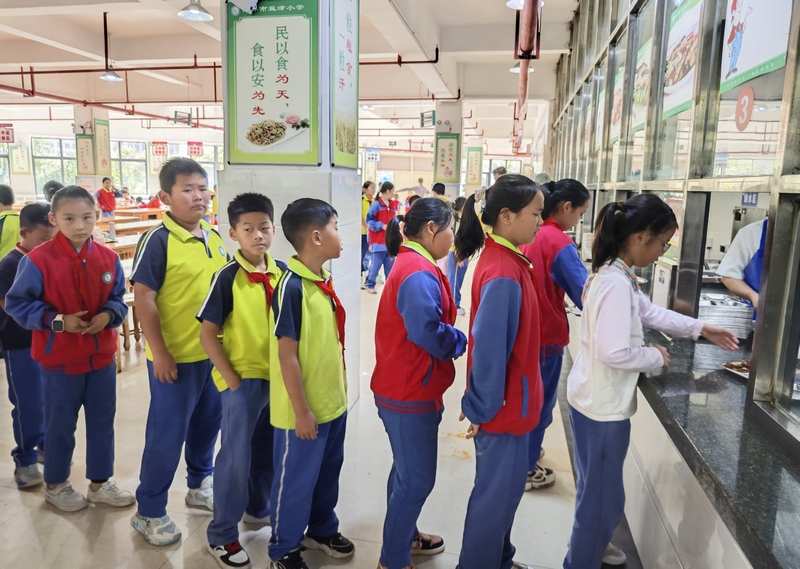 鹽津小學學生有序排隊吃飯