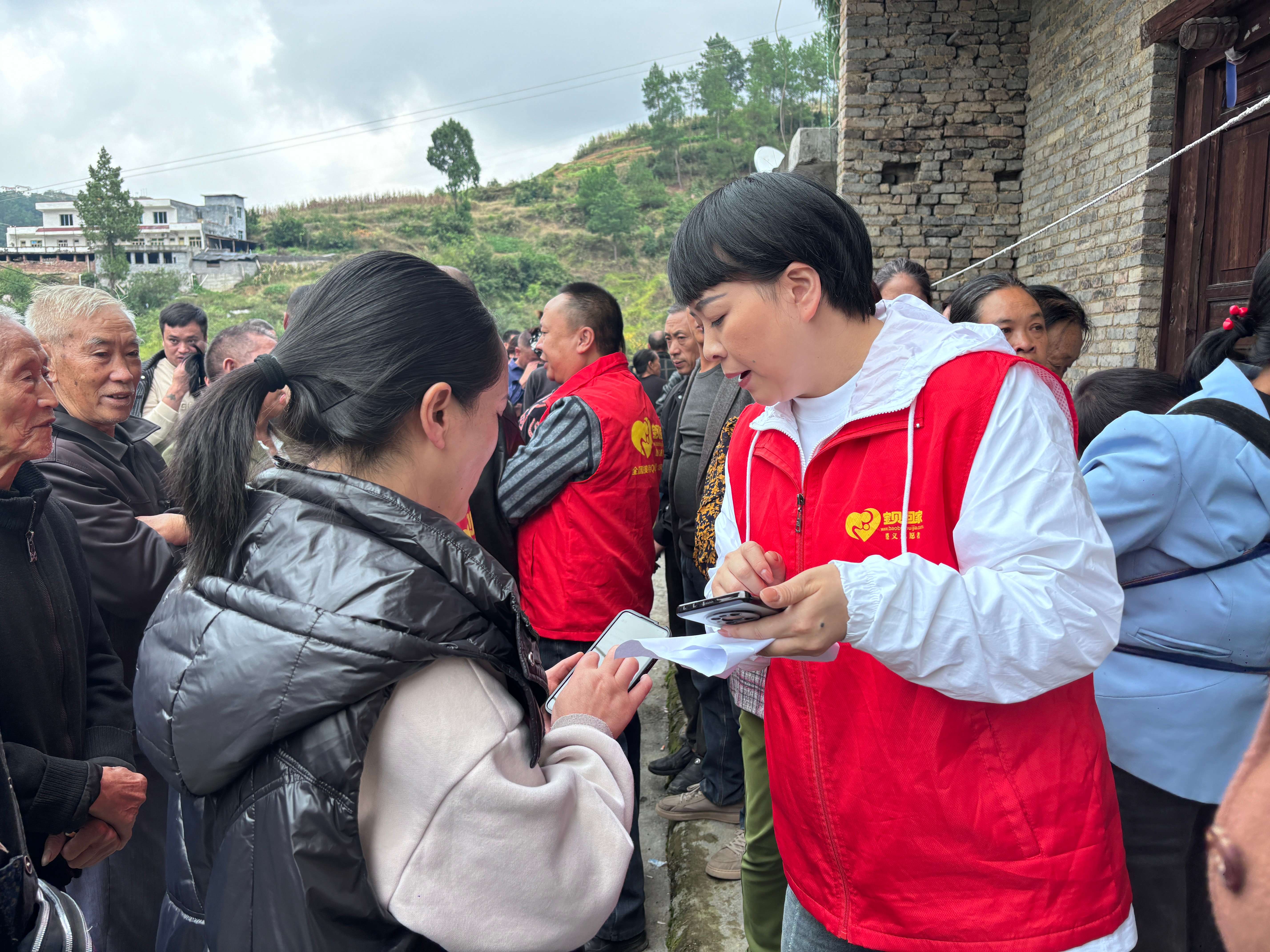 “宝贝回家”寻亲志愿者对在场群众进行反拐公益宣传。