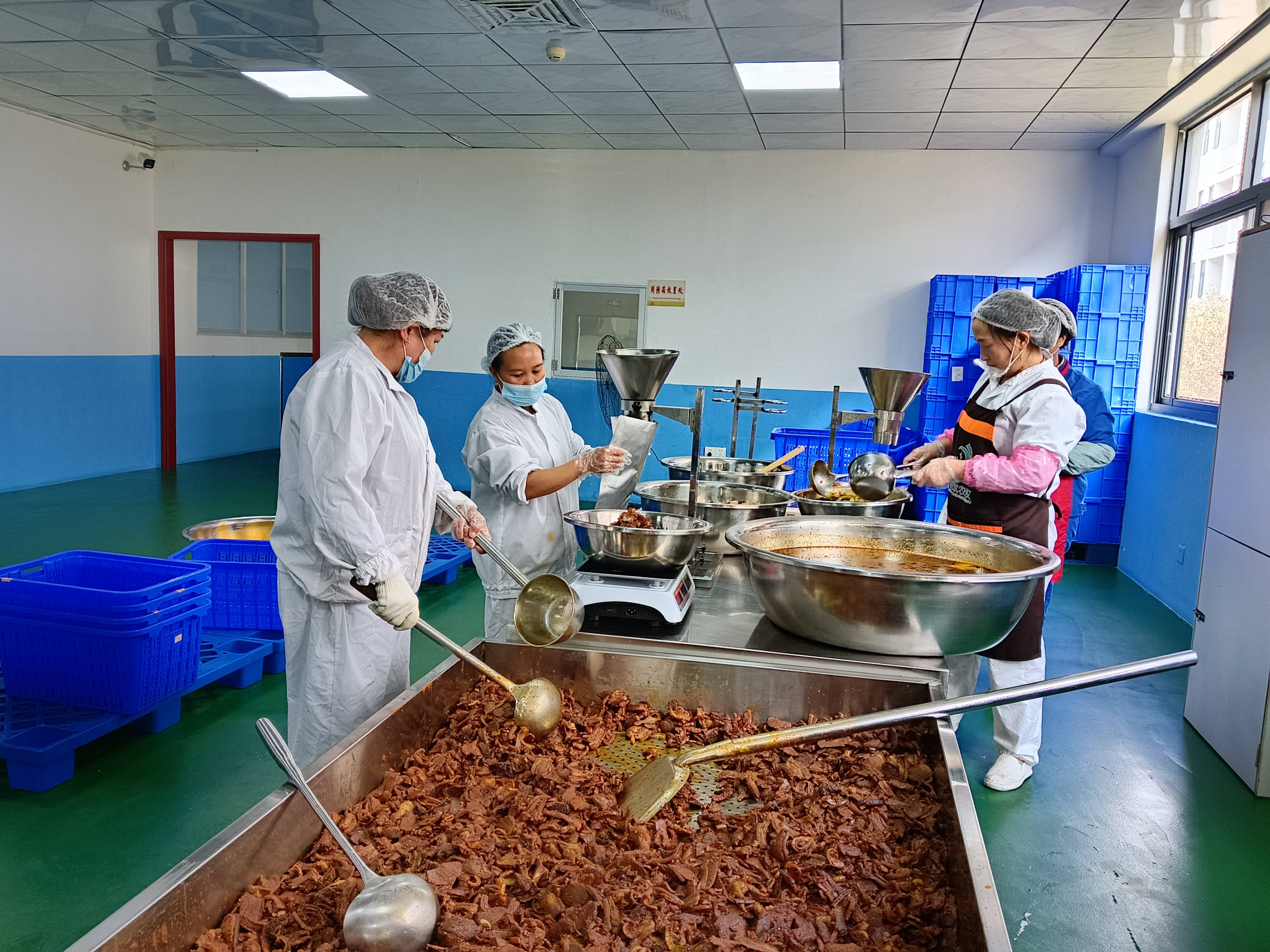 贵州容成农牧发展有限公司车间工人正在分装羊肉。