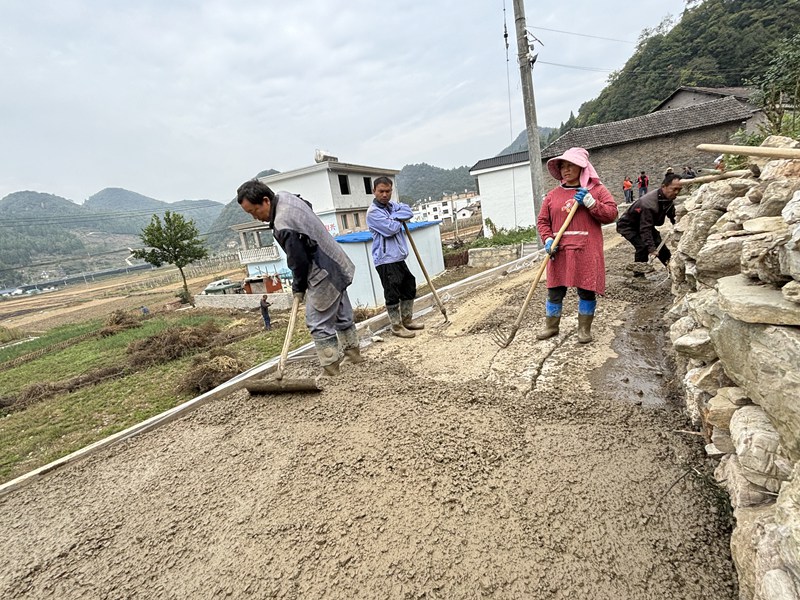 村民們正在修繕路面。