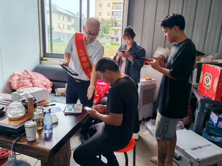 工行兴义万峰支行工作人员上门为农户办理银行卡。