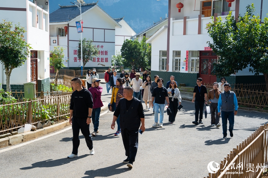 外媒记者团走进黔西市新仁乡化屋村。人民网 阳茜摄