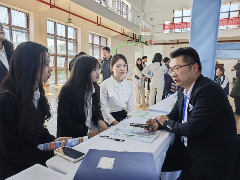 茅台学院秋季招聘会洽谈现场。