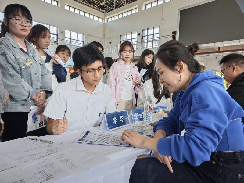 老师为学生简历“把脉问诊”。