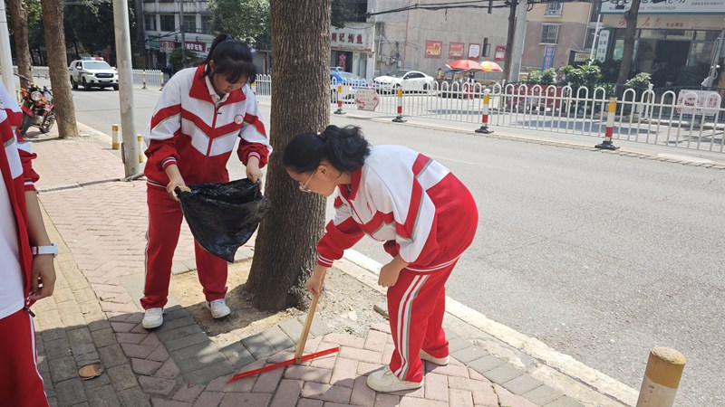 图为：垃圾分类实践活动现场