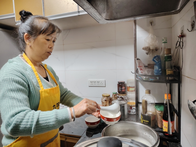 邹玉为妹妹准备早餐。刘虹艳摄