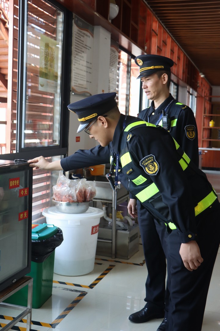 交通执法人员对辖区服务区食品样本进行检查，确保食品安全、卫生。吴芳摄