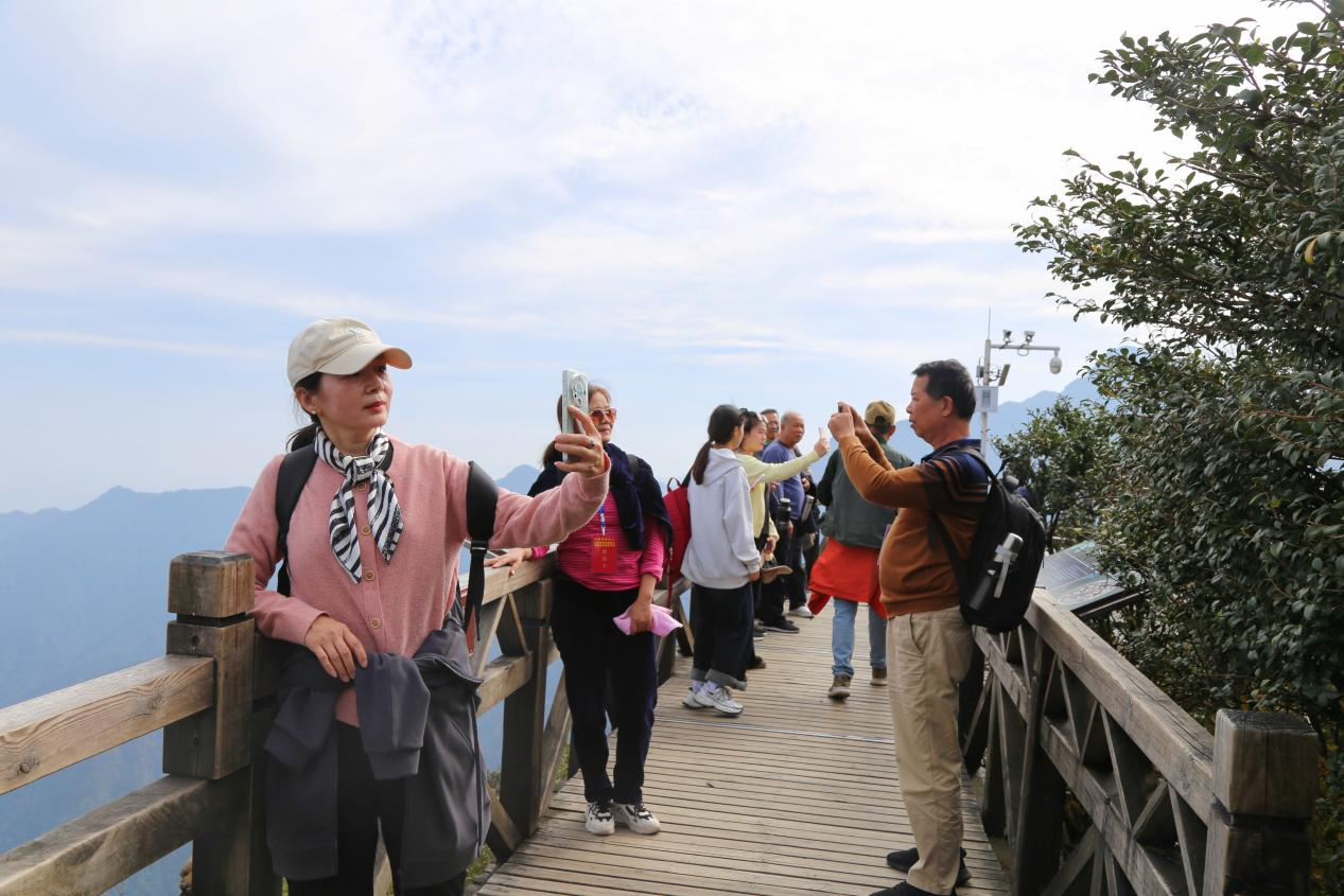 黔川鄂大型千人旅游专列第一站抵达梵净山。