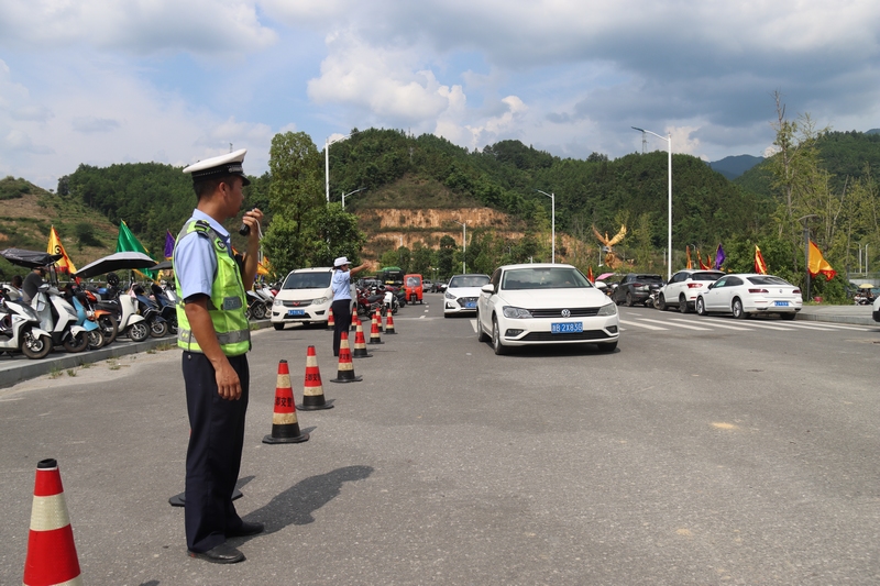 交警維持現場停車秩序。