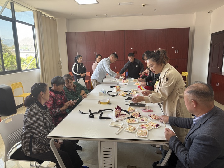 街道为留守老人和留守小孩过集体生日。