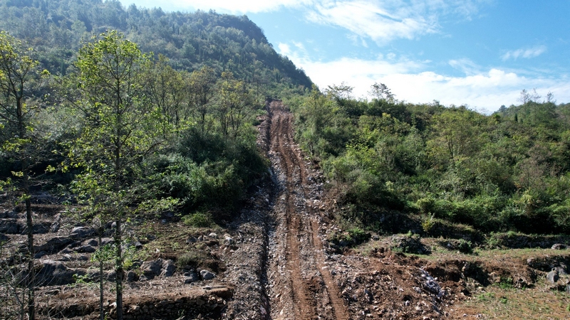 岩鷹山水廠到六桶專線的輸水管網石林段施工現場 修文縣融媒體中心查姜維 攝