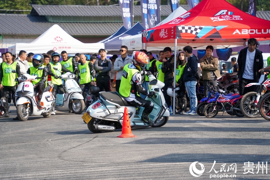 参赛运动员在熟悉场地。人民网记者 涂敏摄