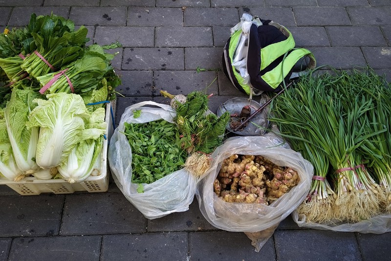 9菜农摆摊售卖的蔬菜 黎荣 摄