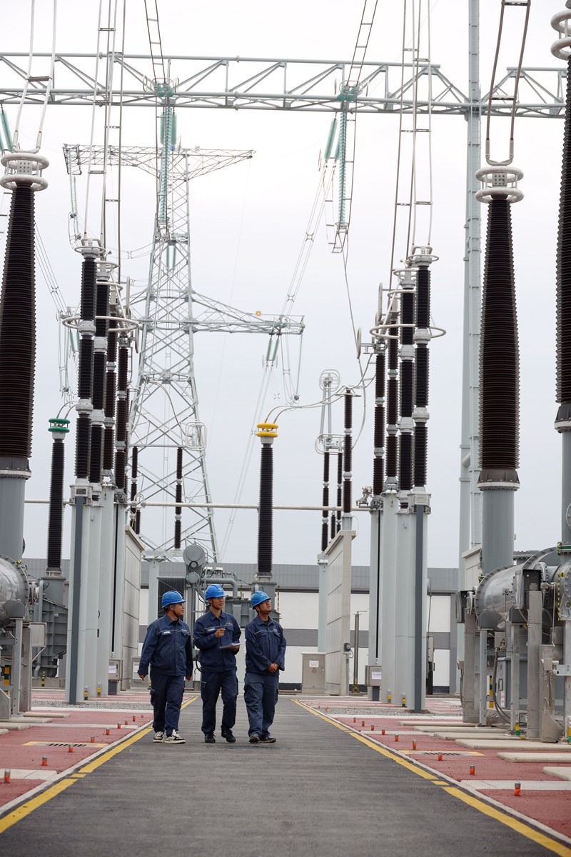 南方電網工作人員在500千伏仁義變電站巡視設備運行情況（盧關文 攝） (3)