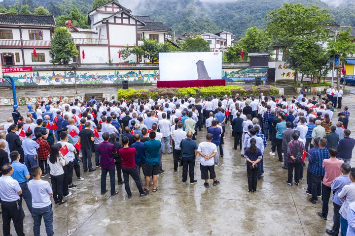 3、2021年7月1日，湄潭县兴隆镇田家沟群众观看庆祝中国共产党成立100周年直播。 罗德雄摄