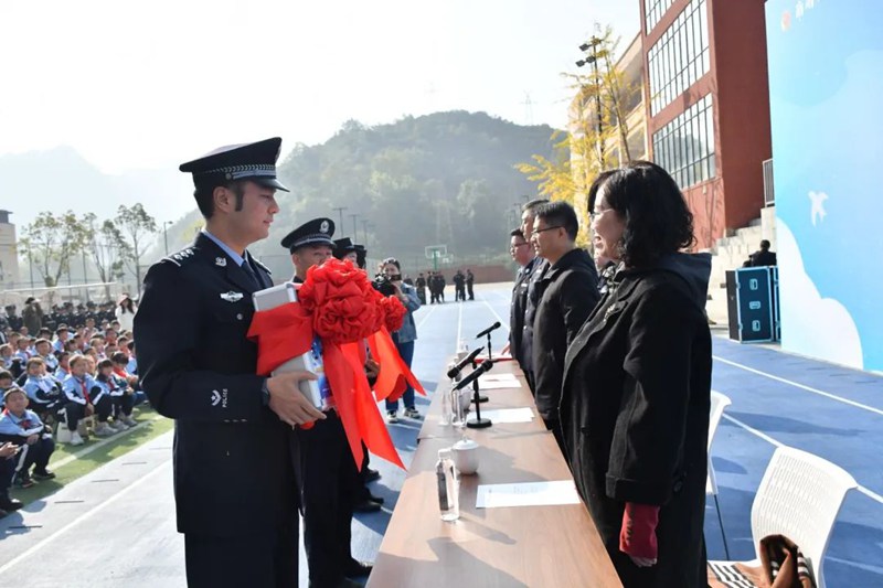 图片2社区民警代表领取“警察叔叔信箱”