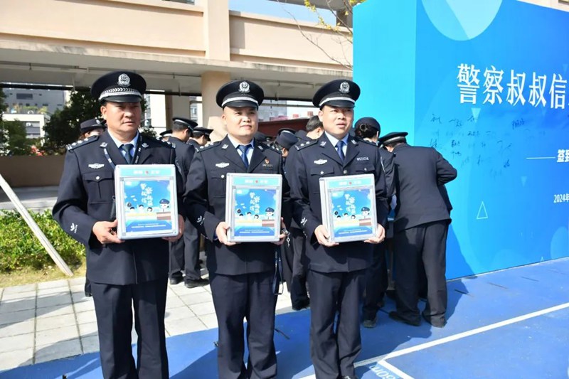 图片7派出所民警领取“警察叔叔信箱”