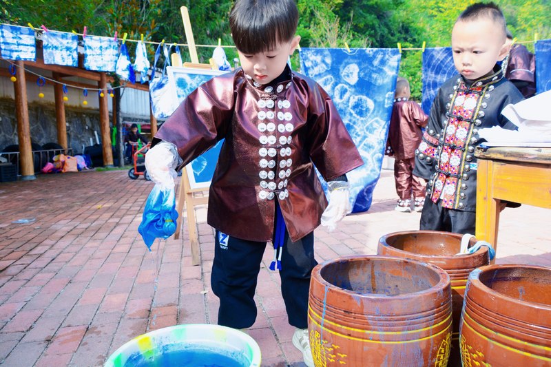 在剑河县城关第五幼儿园，小朋友体验蜡染技艺。 (剑河县城关第五幼儿园供图) (1)