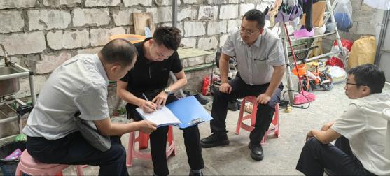 现场为客户办理业务。