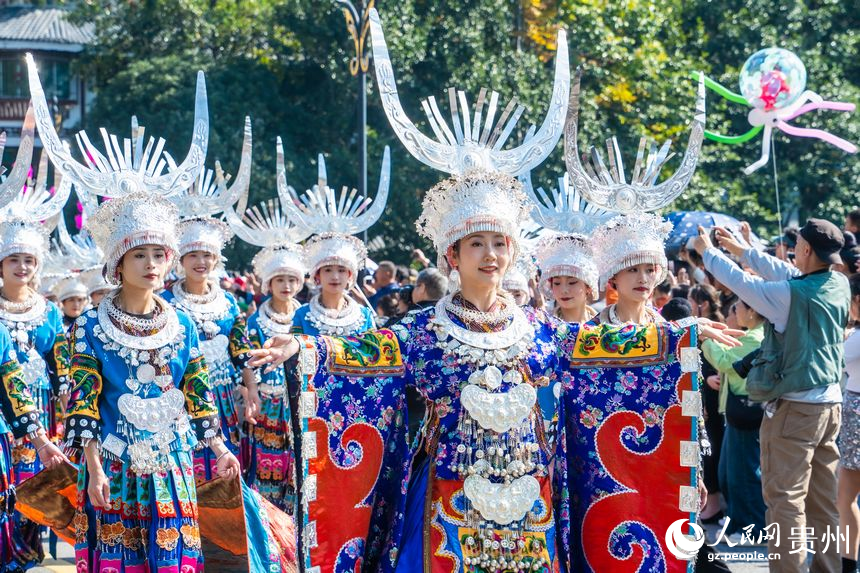 苗族民众穿着盛装参加巡游。人民网 阳茜摄