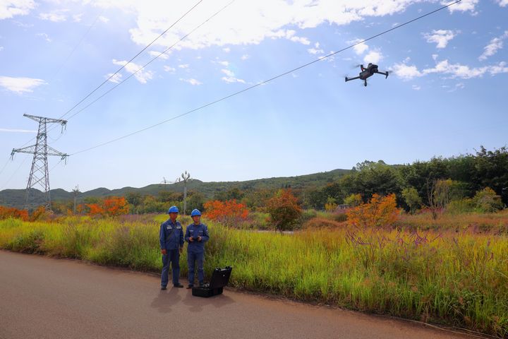 開啟電網“迎峰度冬”無人機巡檢工作。