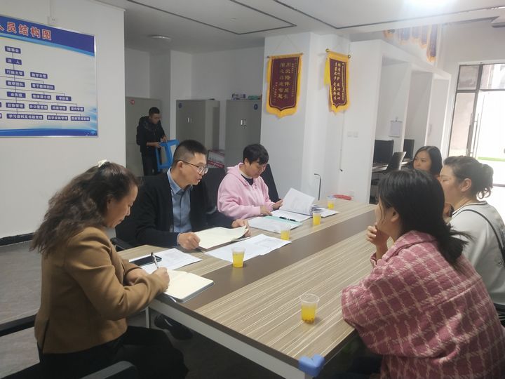 区残联在遵义市红花岗区孤独倾向康复中心召开座谈会。