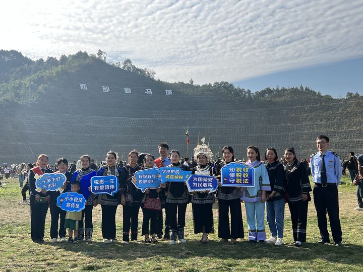 税务人员与水族同胞合照。