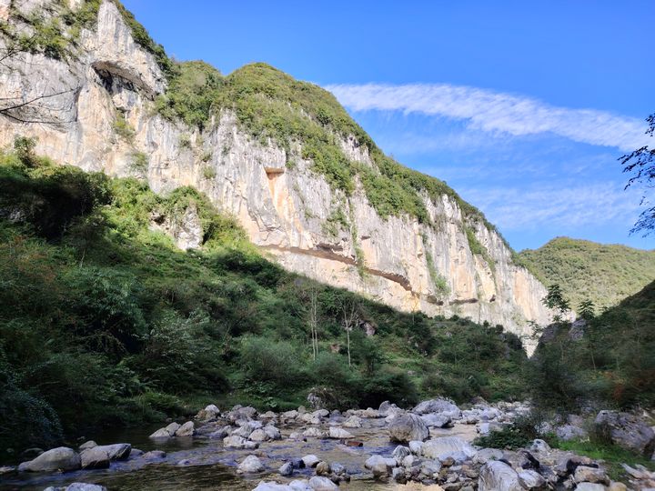 遙看石板河村挂壁公路。劉虹艷攝