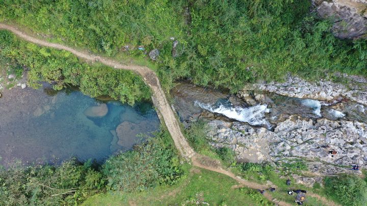 石板河村挂壁公里修建前村民出山常行走的川沟桥。谢永奇摄